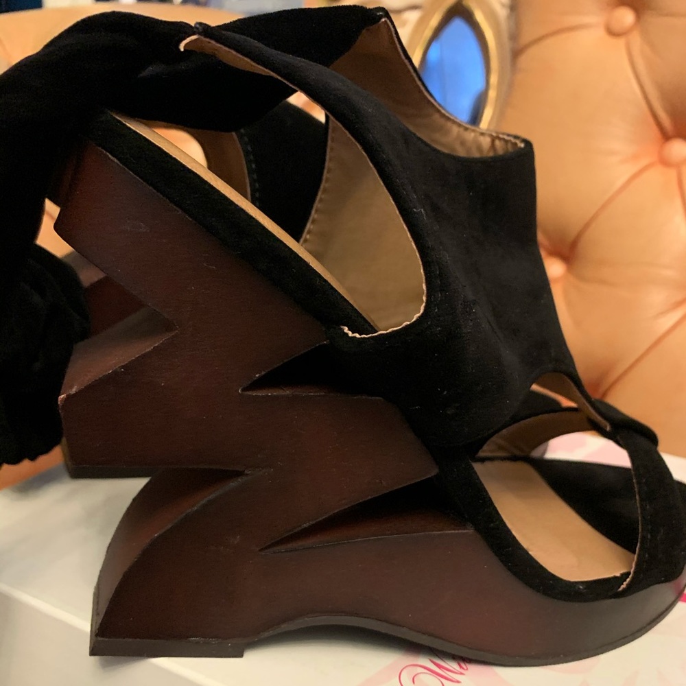 Wild Rose BNIB Velvet Cutout Ankle Tie Wedge Heels